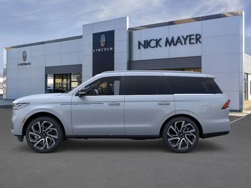 New 2026 Lincoln Navigator Reserve AWD/4WD image 3