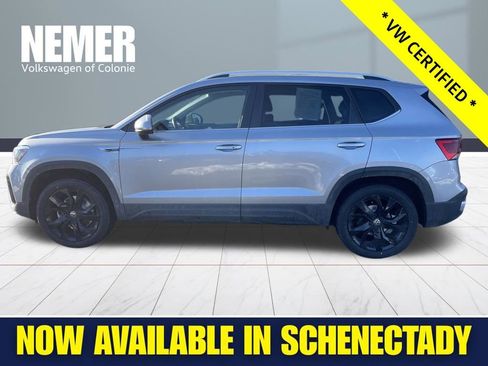 Certified 2022 Volkswagen Taos SE w/ Panoramic Sunroof Package image 2