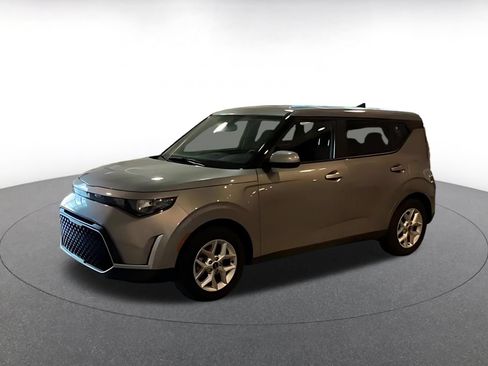 Used 2025 Kia Soul LX w/ LX Technology Package FWD image 4