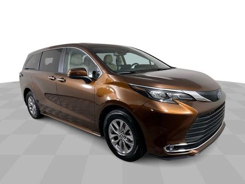 Used 2024 Toyota Sienna XLE AWD/4WD image 2