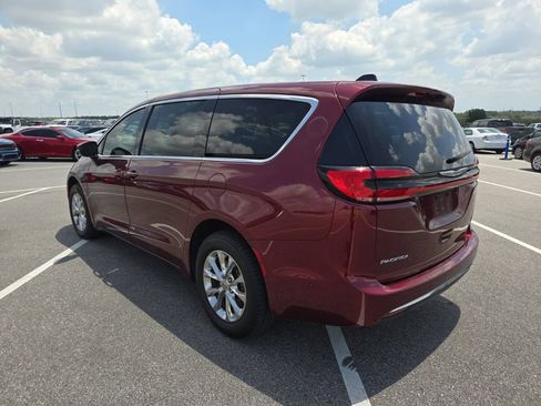 Used 2023 Chrysler Pacifica Touring-L w/ Uconnect Theater Family Group AWD/4WD image 4