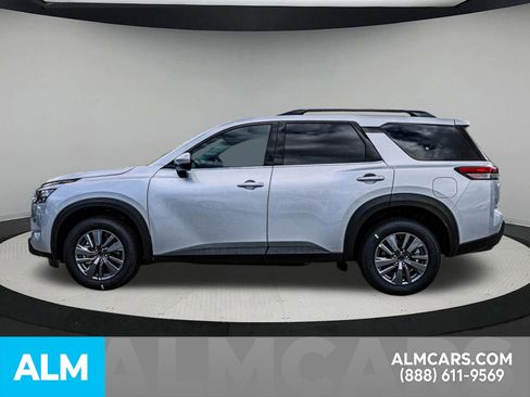 Used 2025 Nissan Pathfinder SV image 9