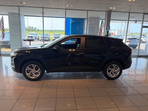 New 2026 Chevrolet Trax LS w/ LS Convenience Package FWD image 3