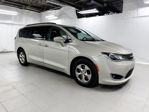 Used 2017 Chrysler Pacifica Touring-L Plus image 6