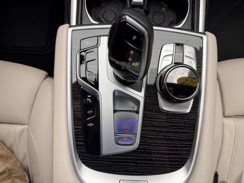 Used 2022 BMW 750Li xDrive AWD/4WD image 16