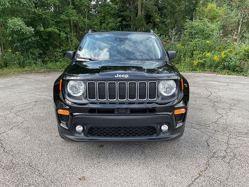 Used 2023 Jeep Renegade Latitude w/ Premium Group AWD/4WD image 2