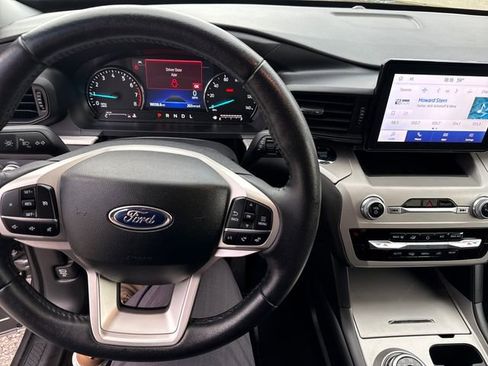 Used 2023 Ford Explorer XLT AWD/4WD image 16