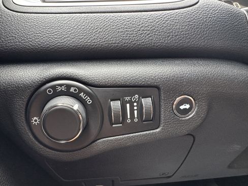 Used 2015 Chrysler 200 Limited image 20