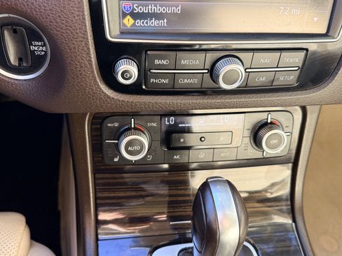 Used 2016 Volkswagen Touareg Executive image 20