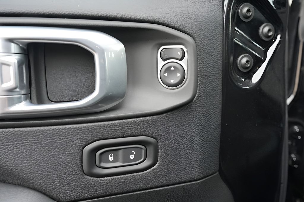 Used 2023 Jeep Wrangler Unlimited Sahara w/ Cold Weather Group AWD/4WD image 21