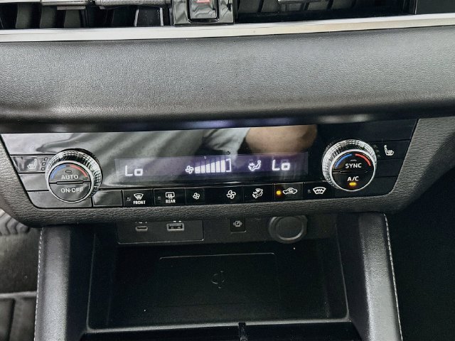 Used 2024 Mitsubishi Outlander SE AWD/4WD image 14