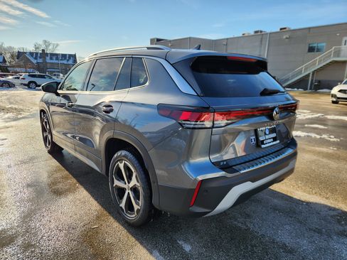 Certified 2025 Volkswagen Tiguan SE image 3