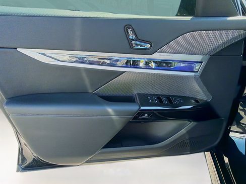 Used 2023 BMW 740i image 22