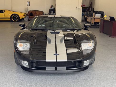 Used 2005 Ford GT RWD image 3
