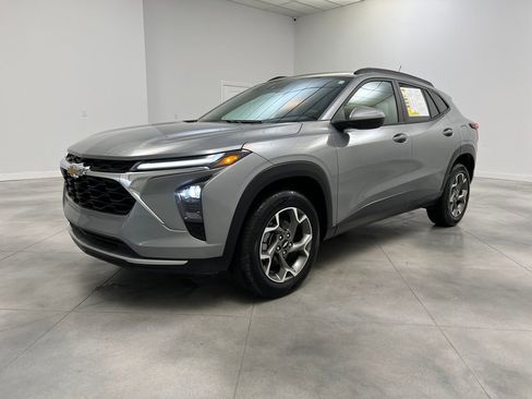 Used 2025 Chevrolet Trax LT image 3