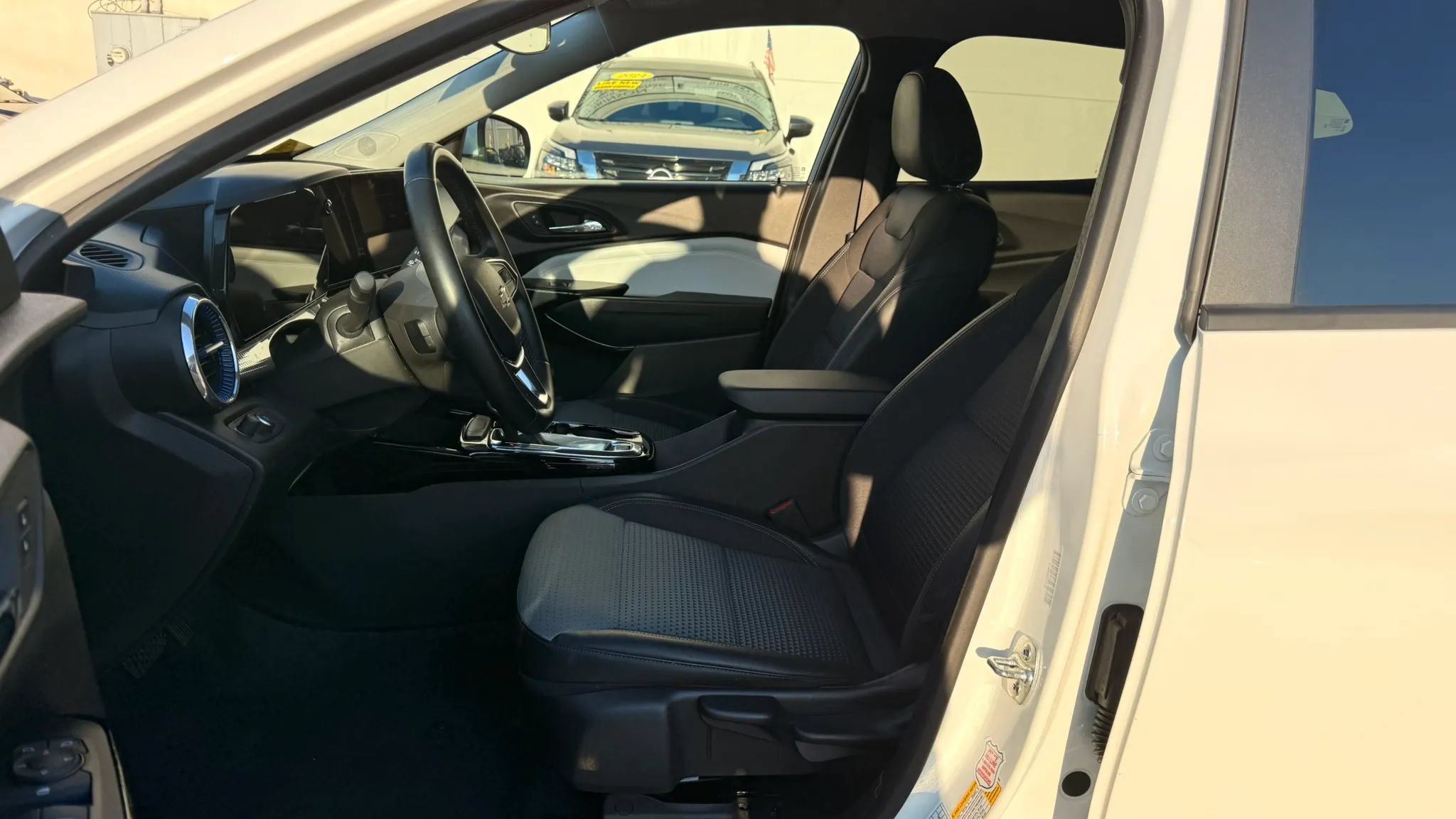 Used 2025 Chevrolet Trax LT w/ LT Convenience Package FWD image 12
