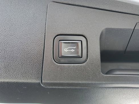 Used 2018 Cadillac XT5 AWD image 11