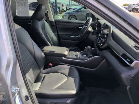 Used 2021 Toyota Highlander XLE AWD/4WD image 16