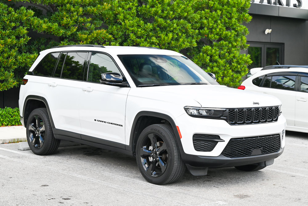 Used 2023 Jeep Grand Cherokee Altitude RWD image 3