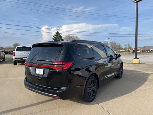 New 2026 Chrysler Pacifica Select w/ S Appearance Package FWD image 5