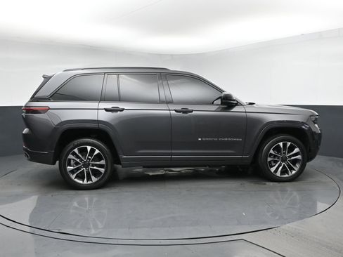 Used 2022 Jeep Grand Cherokee Overland w/ Luxury Tech Group IV AWD/4WD image 3