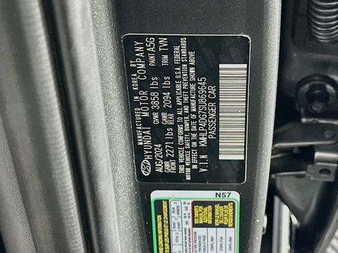 Used 2025 Hyundai Elantra Limited FWD image 12