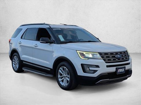 Used 2017 Ford Explorer XLT FWD image 3