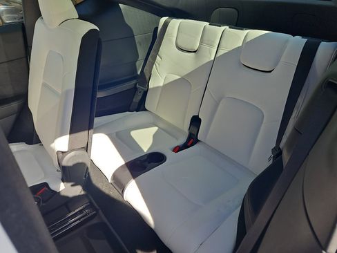 Used 2022 Tesla Model Y Long Range image 20