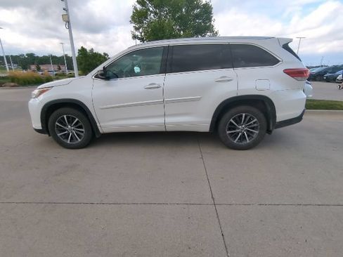 Used 2017 Toyota Highlander XLE AWD/4WD image 7