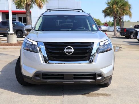 Used 2025 Nissan Pathfinder SV image 25
