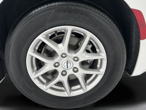 Used 2024 Chrysler Pacifica Touring-L FWD image 8