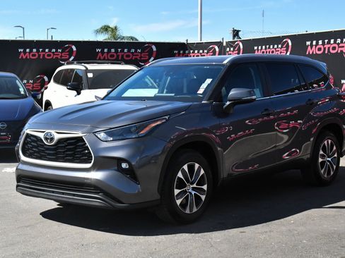 Used 2024 Toyota Highlander XLE FWD image 3