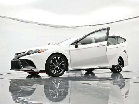 Used 2018 Toyota Camry SE w/ Moonroof Package image 52
