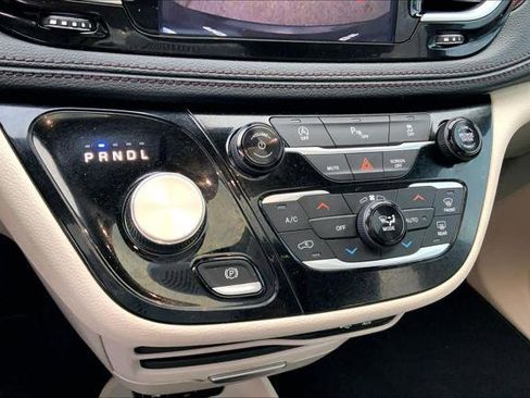 Certified 2019 Chrysler Pacifica Limited image 30