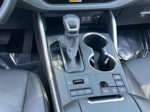 Used 2024 Toyota Highlander XLE AWD/4WD image 21