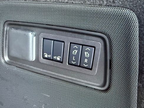 Used 2024 Cadillac Escalade ESV Premium Luxury image 28