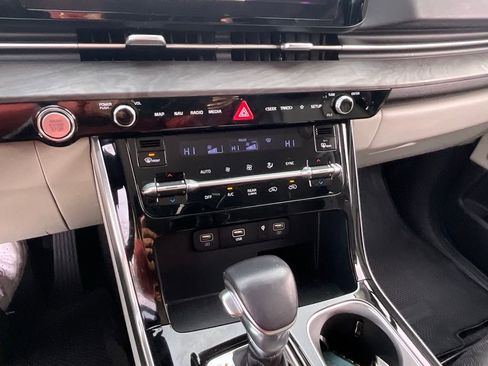 Used 2024 Kia Carnival EX image 22