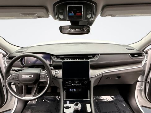 Used 2023 Jeep Grand Cherokee Limited image 14