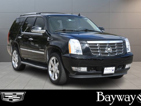 Used 2011 Cadillac Escalade Luxury image 3
