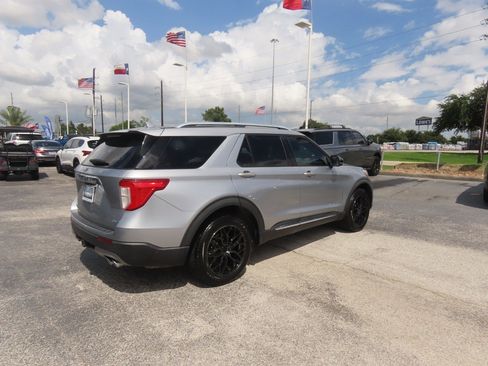 Used 2020 Ford Explorer Platinum w/ Premium Technology Package AWD/4WD image 11