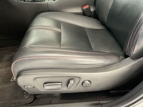 Used 2019 Toyota Highlander SE w/ Carpet Mat Package (TMS) AWD/4WD image 12