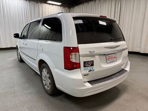 Used 2016 Chrysler Town & Country Touring FWD image 9