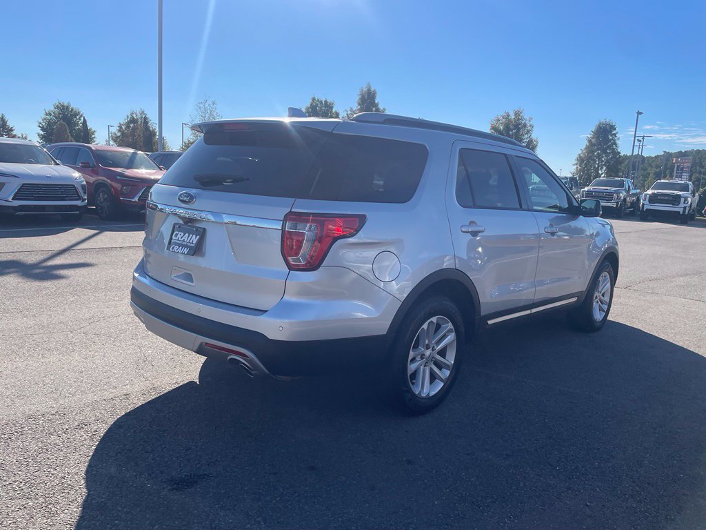 Used 2017 Ford Explorer XLT w/ Equipment Group 202A FWD image 6