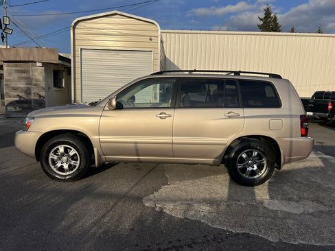 Used 2005 Toyota Highlander 2WD V6 w/ 3rd Row image 2