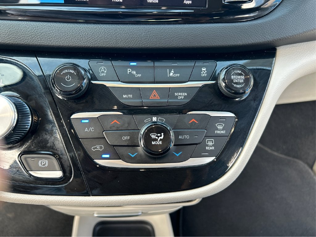 Used 2024 Chrysler Pacifica Touring-L FWD image 23