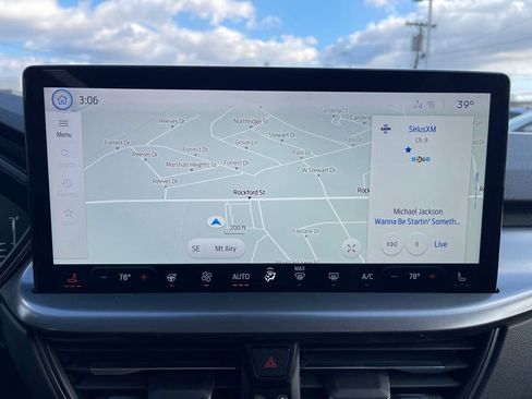 Used 2024 Ford Escape SE image 11