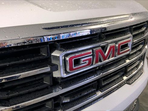 Used 2025 GMC Acadia Elevation FWD image 29
