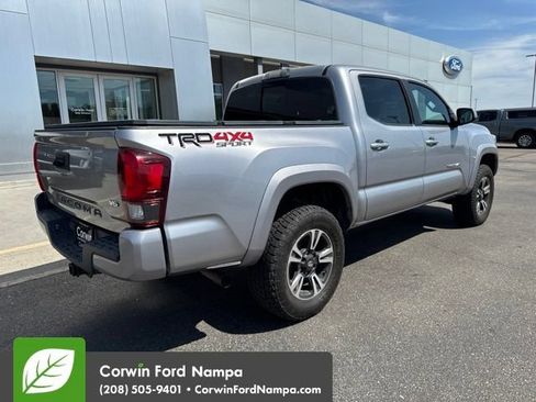 Used 2018 Toyota Tacoma TRD Sport AWD/4WD image 6