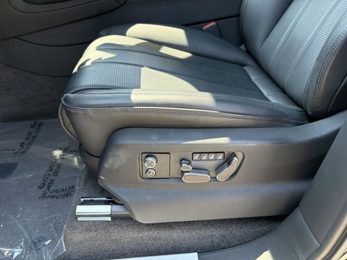 Used 2024 Bentley Bentayga image 20