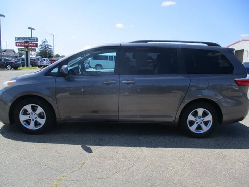 Used 2017 Toyota Sienna LE FWD image 3